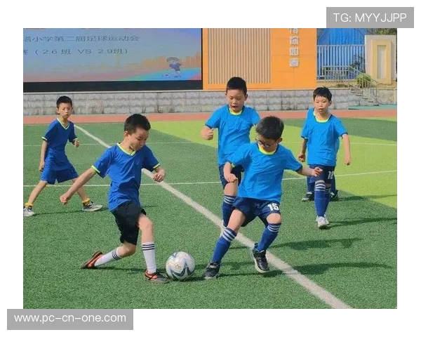 通过观察外貌特征和动作风格猜测足球球星名字的趣味挑战